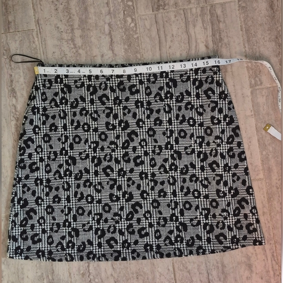 F&F Monochrome Patterned Mini Skirt - Picture 2 of 5
